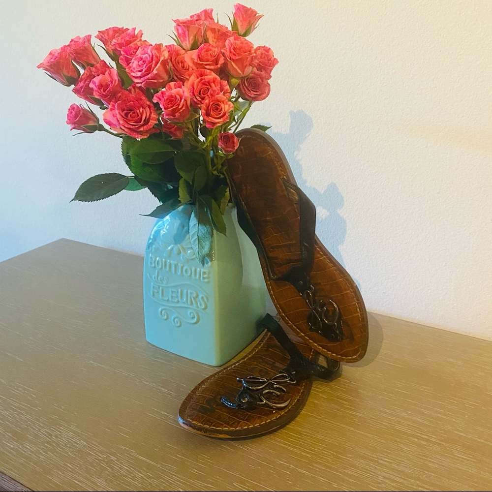 Sam Edelman Emblem Sandals💕